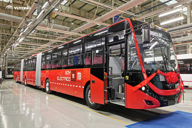 Verdens første 26-meter fuld elektrisk dobbeltleddet bus ruller af produktionslinjen