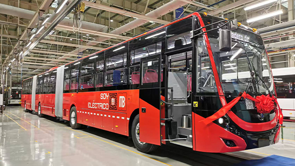 Verdens første 26-meter fuld elektrisk dobbeltleddet bus ruller af produktionslinjen